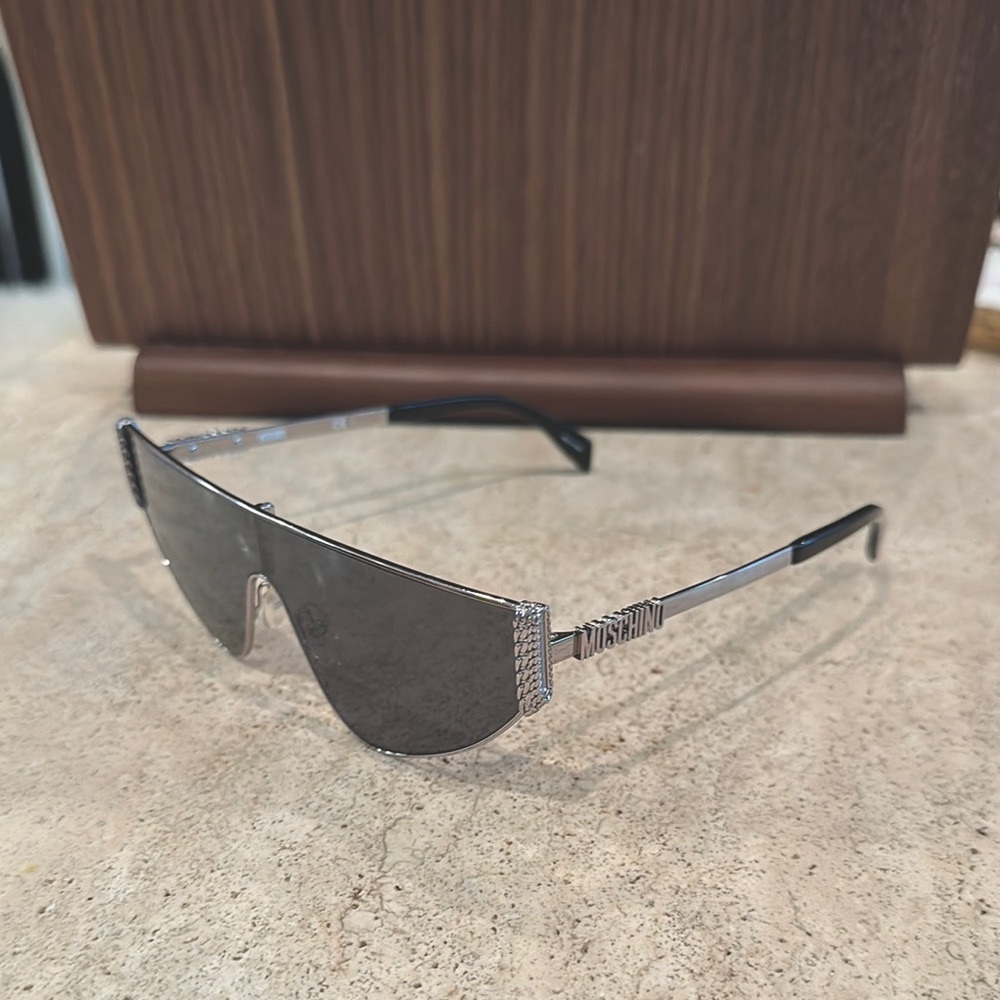 Moschino grey sunglasses Sleek Modern Design